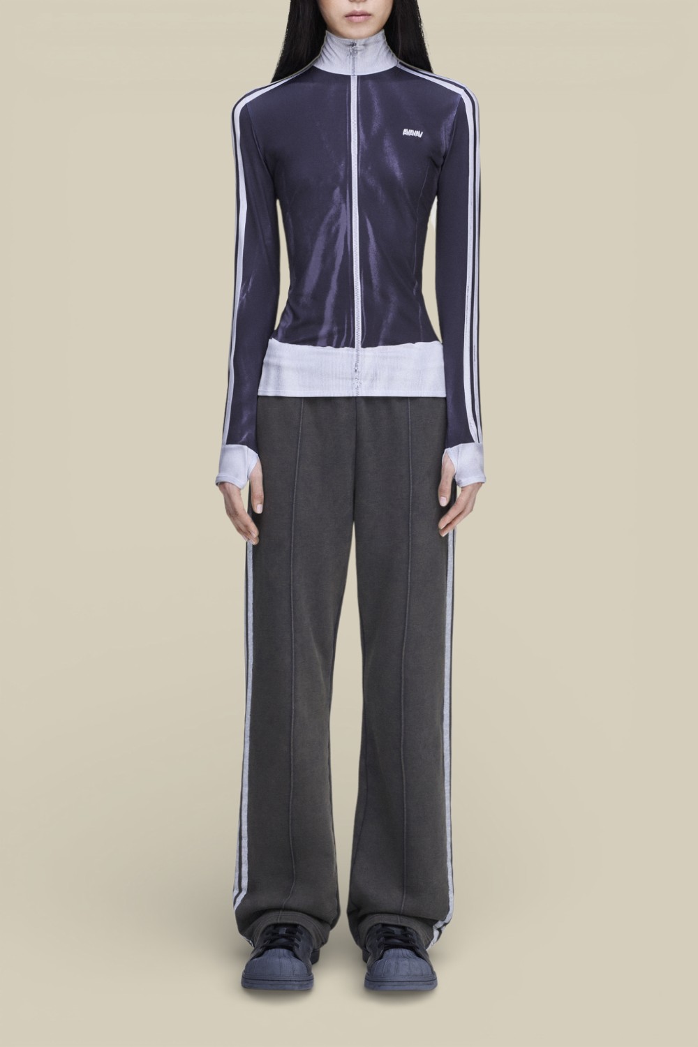 תמונת כל הלוק של מכנסי ג'וגר adidas x Avavav